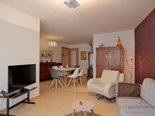 Blick vom Balkon ins Wohnzimmer