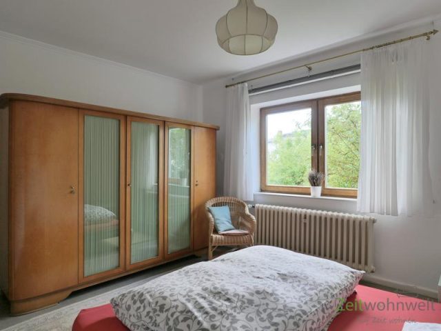 großer Kleiderschrank