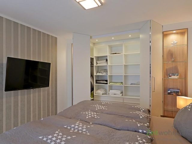 TV und geöffneter Kleiderschrank