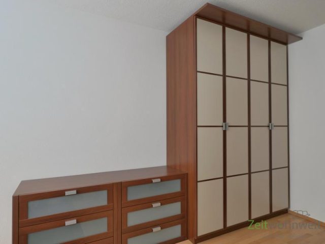 Kleiderschrank und Kommode