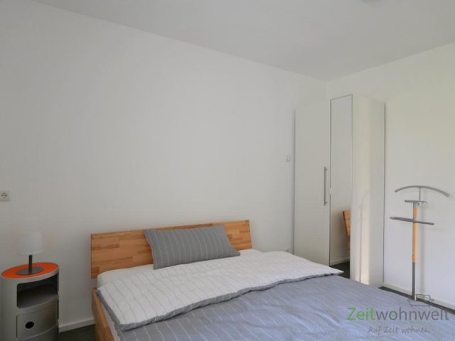Kleiderschrank und stummer Diener