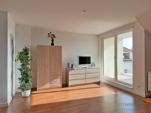 Kleiderschrank, TV und Balkon