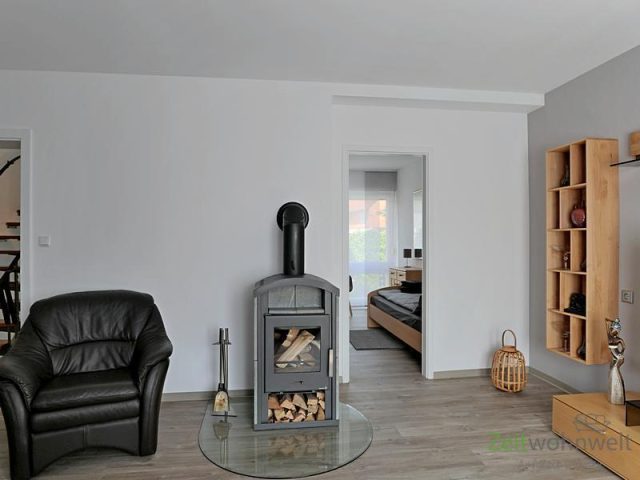 Blick zum Kamin und kleinem Schlafzimmer