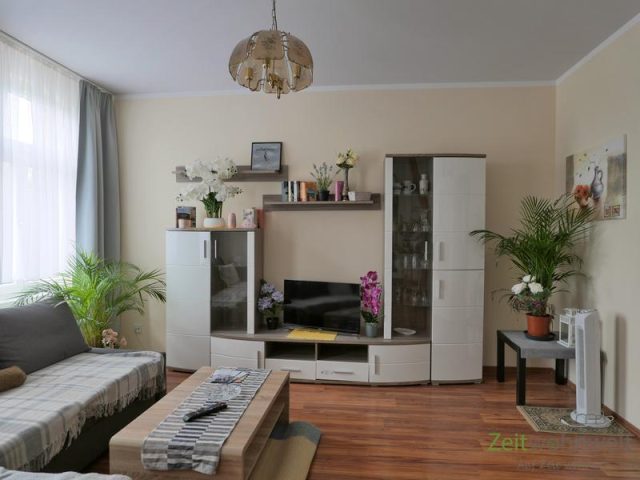 Blick zu Schrankwand und TV