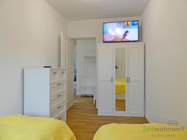 rechtes Schlafzimmer, TV und Kleiderschrank