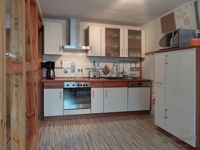 Wohnzimmer, moderne Einbauküche
