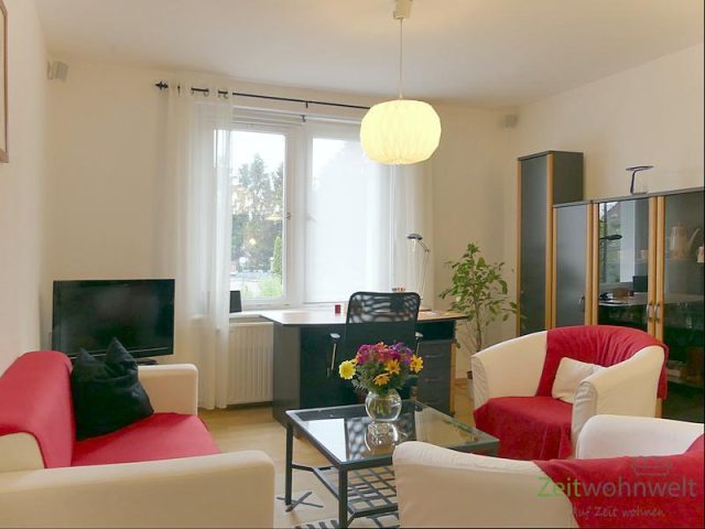 Wohnzimmer mit Schreibtisch