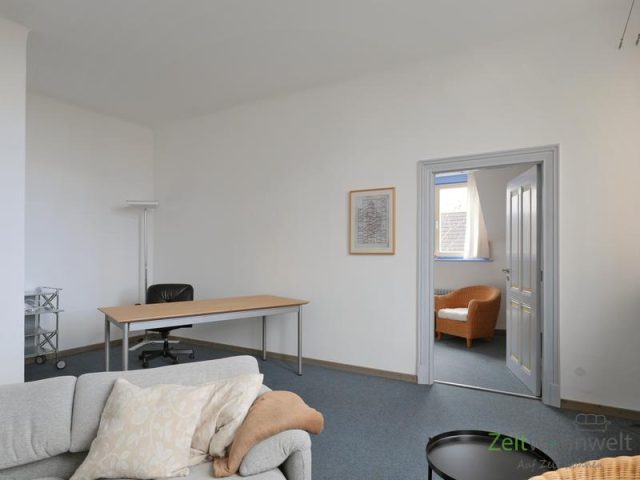 Blick zu Schreibtisch und Schlafzimmer