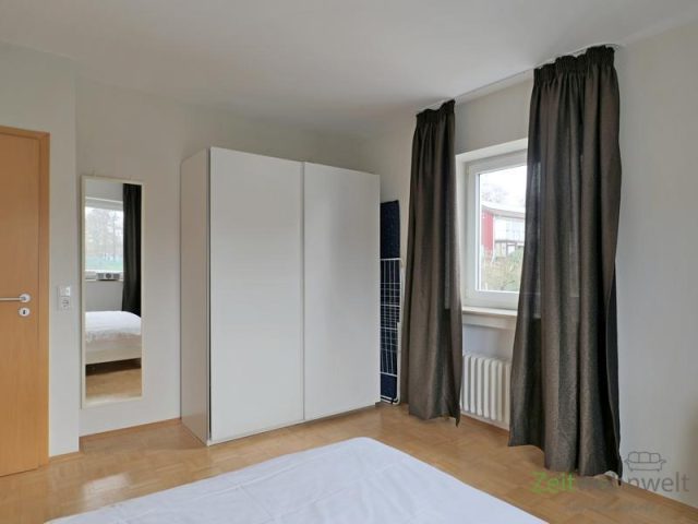 Spiegel und Kleiderschrank