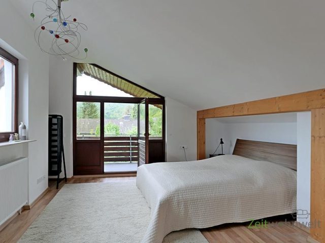 helles Schlafzimmer mit Balkon