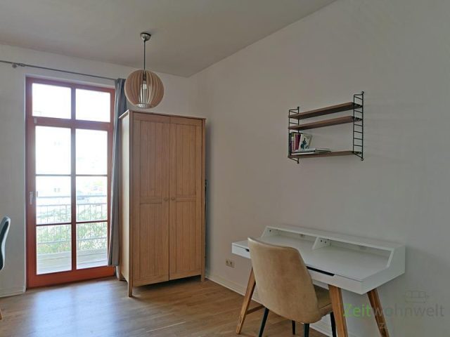 Balkonausgang und kleiner Schreibtisch