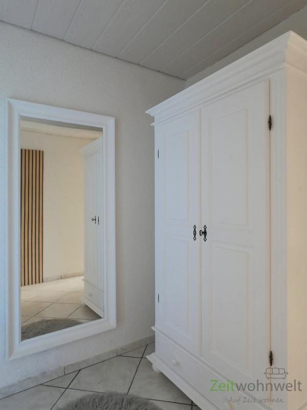 Garderobenschrank und Spiegel