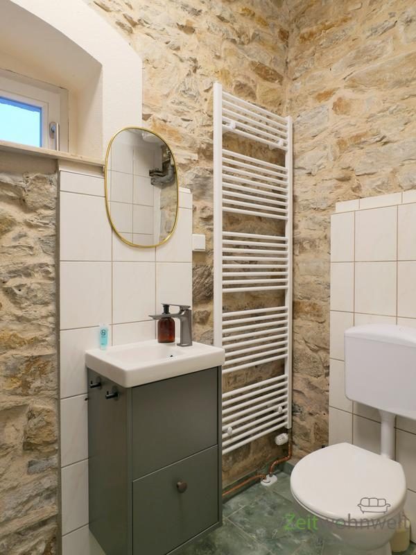 Waschtisch und WC