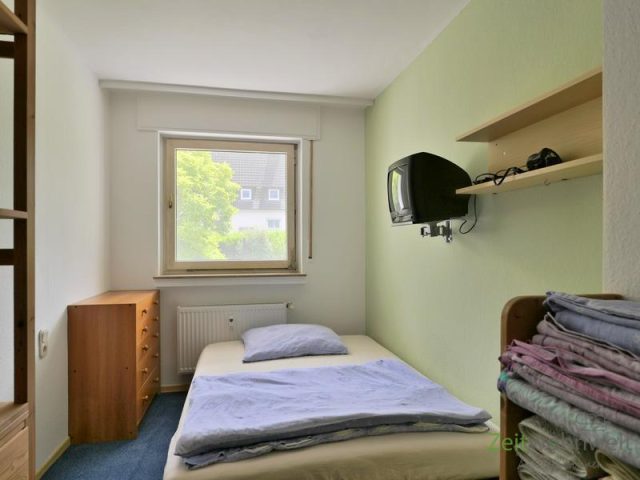 breites Bett und schwenkbarer TV