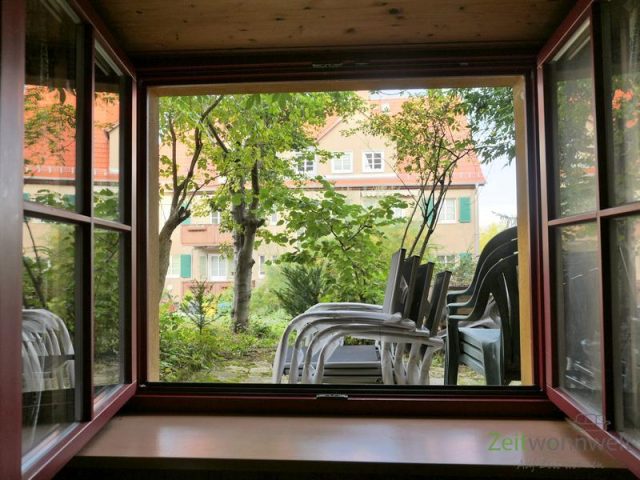 Terrassenbestuhlung vor dem Fenster