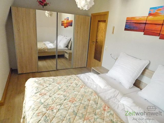 Schlafzimmer mit Kleiderschrank