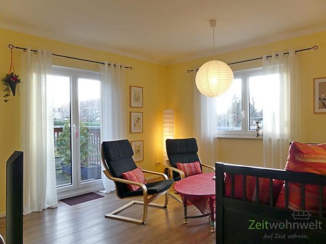 Blick ins Wohnzimmer mit Balkonausgang