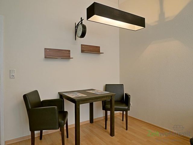 kleiner Arbeitstisch im Wohnzimmer