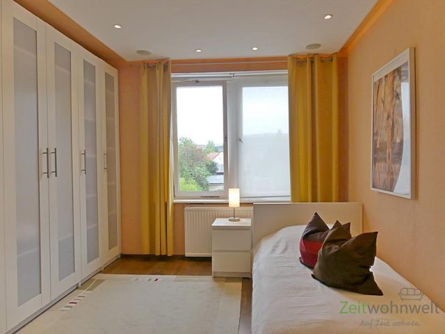 Schlafzimmer mit Kleiderschrank und Deckenspots