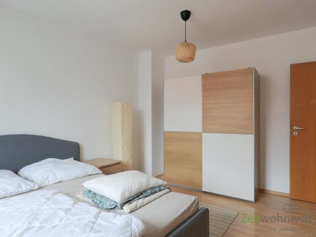 Blick zum Kleiderschrank