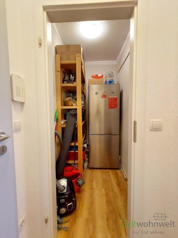 Abstellkammer mit XL-Kühlschrank