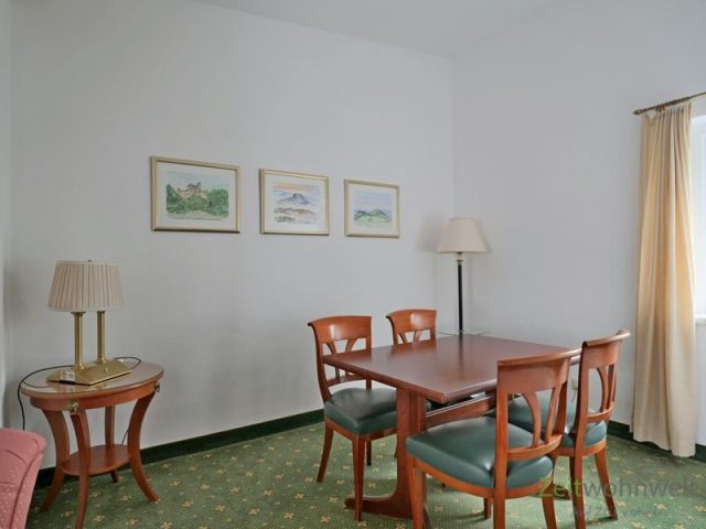 Esstisch mit Stühlen