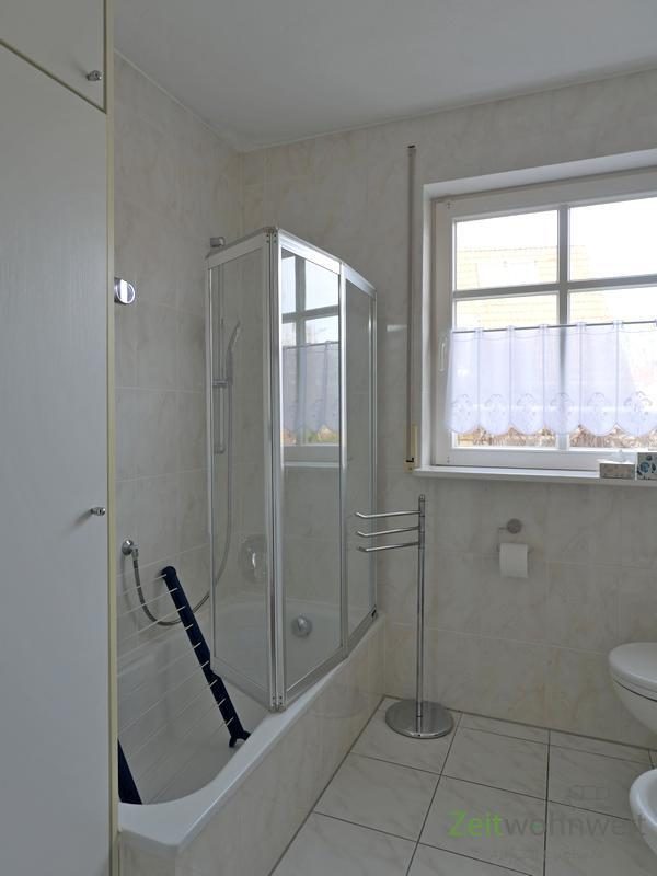 Bad-Einbauschrank und Wanne