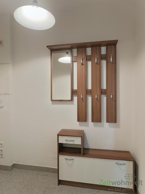 Wohnungsflur mit Garderobe