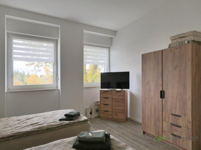 TV und Kleiderschrank