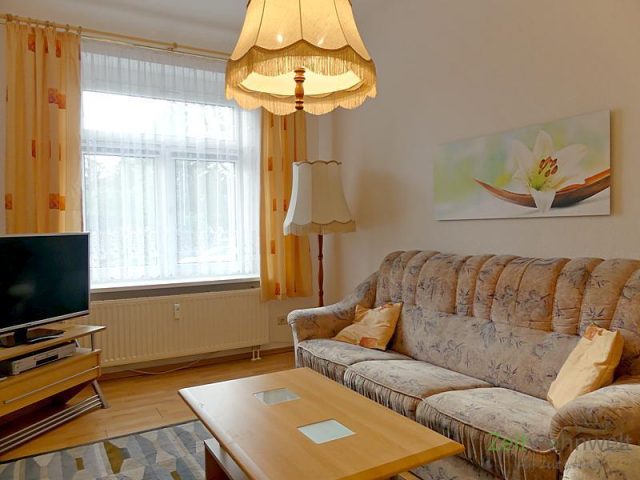großes Sofa und TV im Wohnzimmer