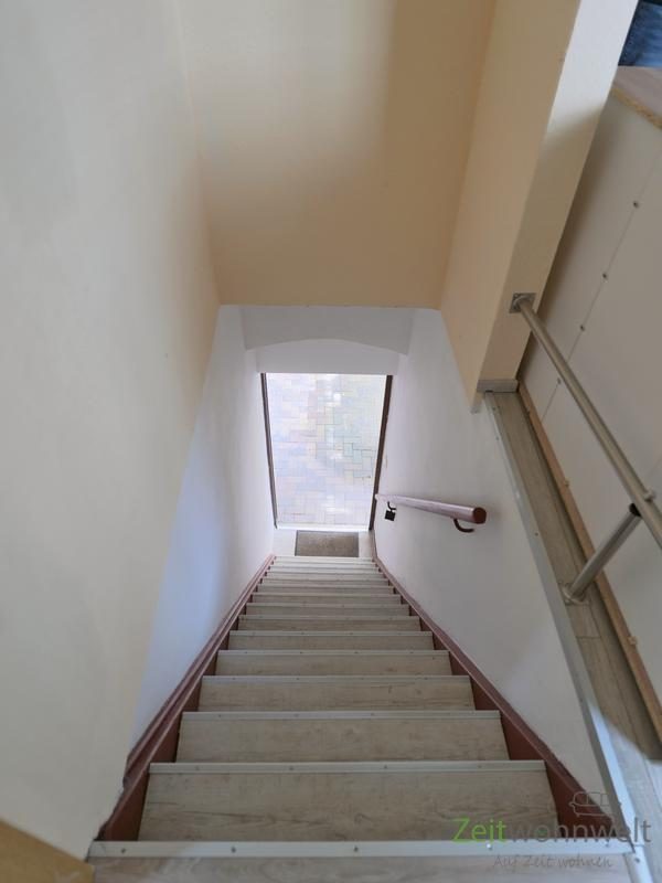 Blick auf die Treppe zum Eingang
