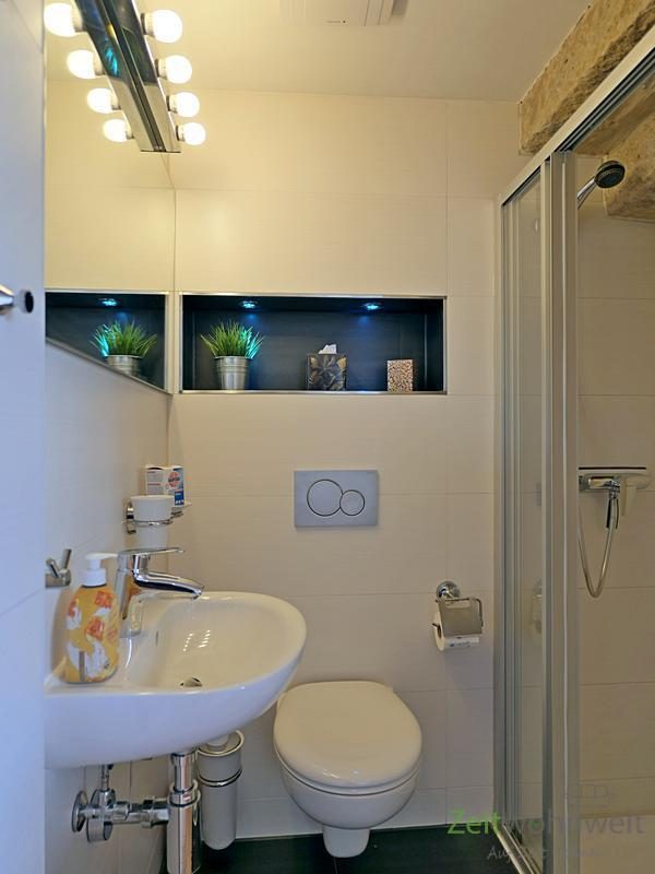 kleines Bad mit Dusche
