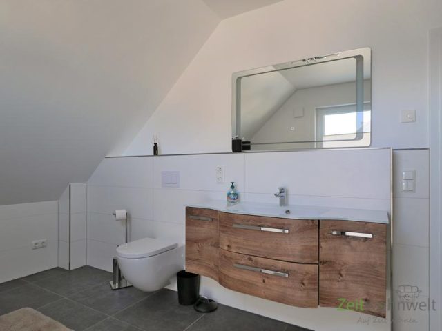 WC und großer Waschtisch