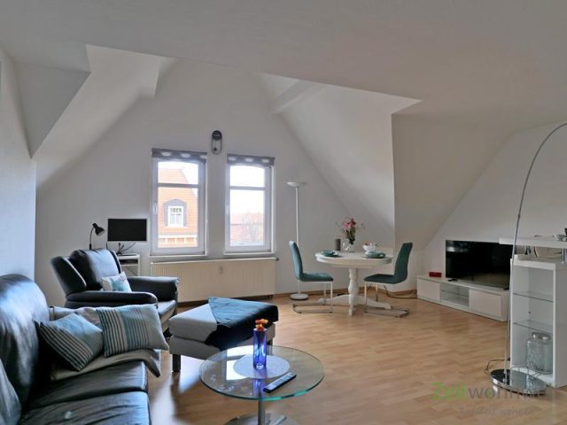 blick in das helle Wohnzimmer