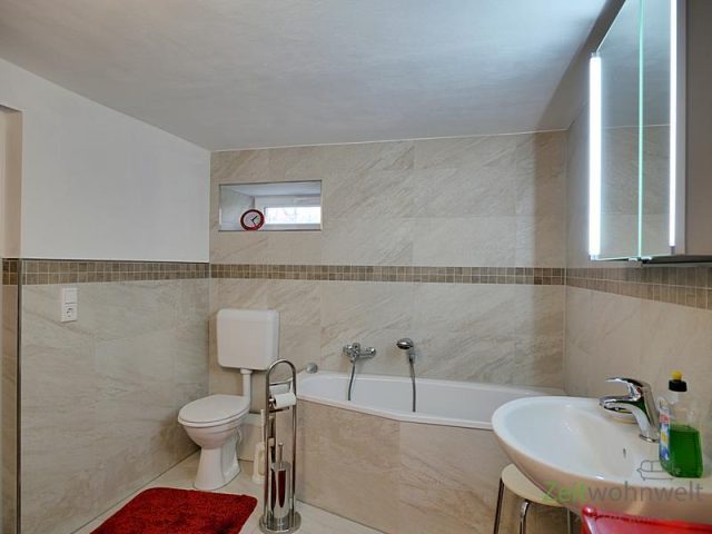 Wanne und WC im Untergeschoss