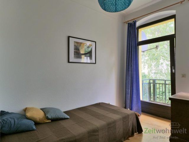 Bett vor dem Balkon