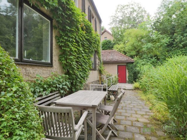Sitzecke am Haus im Garten