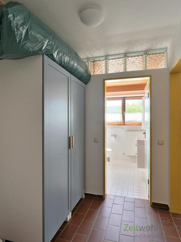großer Kleiderschrank im Flur