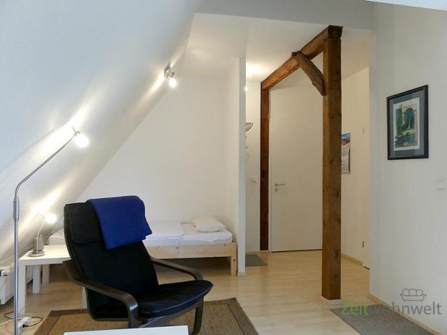 Blick auf Eingangsbereicvh, Bett, TV-Sessel