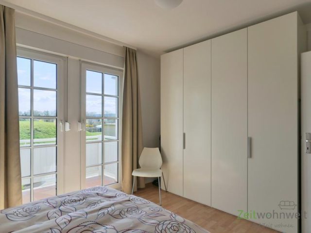 großer Kleiderschrank vor dem Balkon