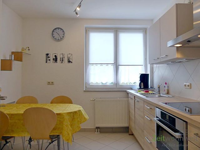 separate Wohnküche mit Esstisch