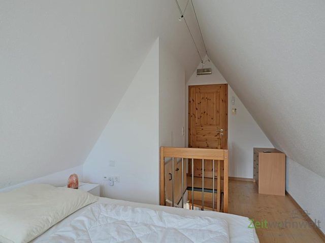 Blick zu Aufgang und begehbarem Kleiderschrank