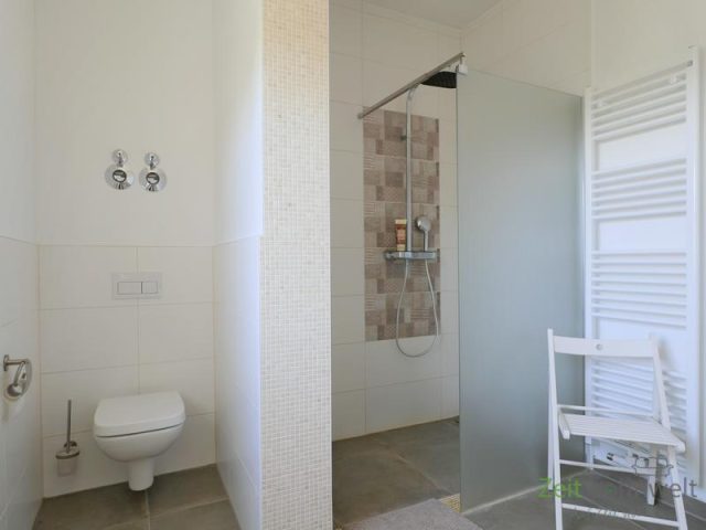 WC und bodentiefe Dusche