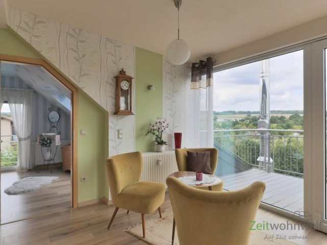 kleine Sitzecke links vor dem Balkon