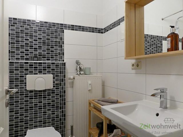 modernes Bad mit Wanne