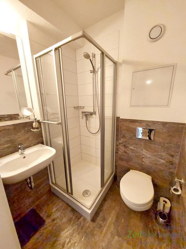 kleines Bad mit Dusche