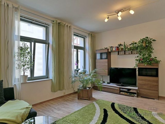 Anbauwand mit TV
