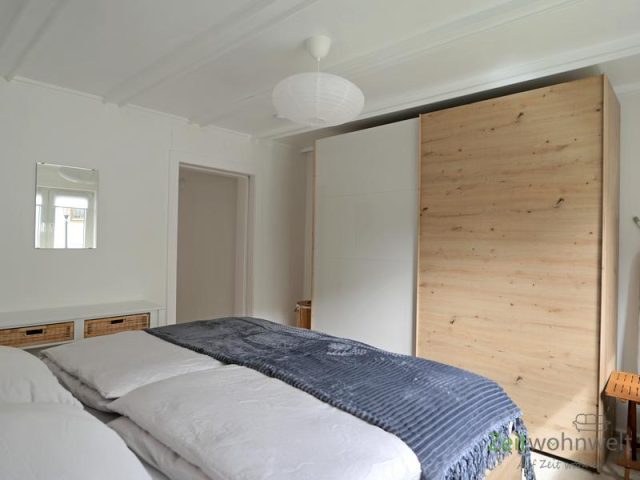 großer Kleiderschrank