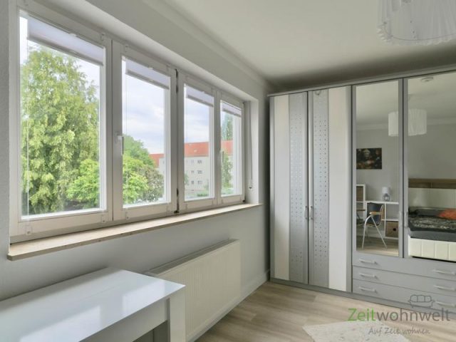 verspiegelter Kleiderschrank und Fensterfront