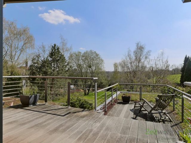 teilüberdachter Balkon mit Liegestuhl
